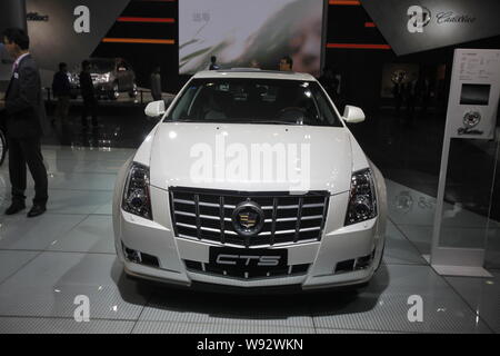 ---- Besucher während einer Auto Expo in Guangzhou einen Cadillac CTS Auto von General Motors (GM), südost China Guangdong Provinz, 23. Nov. Stockfoto