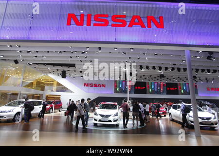 ---- Besucher Blick auf Nissan Autos während des 10 China (Guangzhou) Internationale Automobil Ausstellung, da die Automatische Guangzhou 2012 bekannt, in Guangzhou Stockfoto