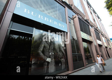 ---- Ein Fußgänger geht hinter einem Store von Burberry in Shanghai, China, 17. September 2012. Burberry ist ansprechend, eine Entscheidung, die von den chinesischen Behörden t Stockfoto