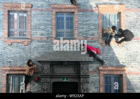 Besucher Pose auf einem Modell der Shikumen, der von einem riesigen Spiegel in einem Winkel von 45 Grad aufgestellt, die Illusion, dass Sie p widerspiegelt Stockfoto