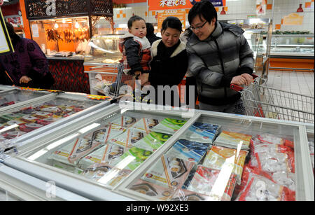 Eine chinesische Familie von drei Geschäfte für Klebreis knödel, auch als Yuanxiao, Yuan Xiao oder Tang Yuan, für die bevorstehende Lantern Festival bekannt, auch Stockfoto