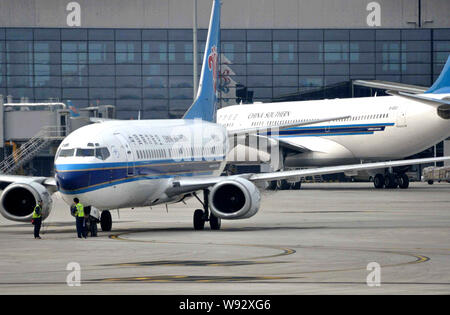 ------ Boeing 737-300, vorne, und Airbus A330-200 Düsenflugzeuge von China Southern Airlines sind dargestellt in Shanghai Hongqiao International Airport in Sh Stockfoto