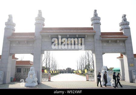 ------ Verlassen die Menschen den Haigang Friedhof von Fu Shou Yuan Gruppe nach dem Besuch der Gräber ihrer verstorbenen Verwandten während Qingming Festival, oder Grab Swe Stockfoto