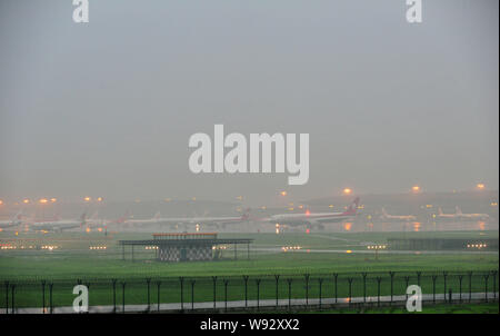 Flugzeuge verzögert wegen einer schweren Gewitter warten auf einem Parkplatz Schürze an der Beijing Capital International Flughafen in Peking, China, 11. August 2013. Stockfoto