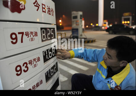 Ein chinesischer Arbeiter aktuelles Treibstoffpreise an einer Tankstelle der CNPC (China National Petroleum Corporation), Muttergesellschaft von PetroChina, in Nanchang City, East Chi Stockfoto