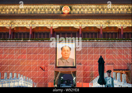 Einem chinesischen paramilitärischen Polizist wacht vor dem himmlischen Podium unter Renovierung in Peking, China, 10. September 2013. Der Platz des Himmlischen Friedens Stockfoto