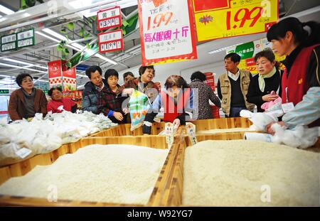 ------ Chinesische Kunden zum Verkauf kaufen in einem Supermarkt in Wuhan City, Central China Provinz Hubei, 21. März 2013. China jährliche Consumer Einfl Stockfoto