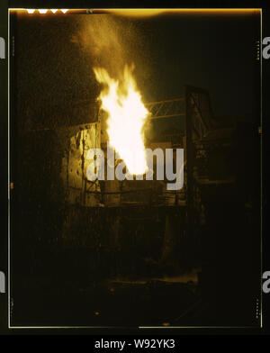 Eine Szene in einem Stahlwerk, Republik Stahl, Youngstown, Ohio. Geschmolzenes Eisen ist in einer östlichen Bessemer converter geblasen, es zu Stahl für den Krieg essentials ändern Stockfoto