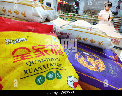 ------ Chinesische Kunden Reis in einem Supermarkt in Yichang kaufen, Zentrale China Provinz Hubei, 13. September 2013. Der International Grains Council r Stockfoto