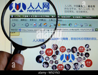 ---- Einen chinesischen Netizen durchsucht die Website von Online Social Networking Site renren.com in Yichang, Provinz Hubei, China 18. April 2011. Stockfoto