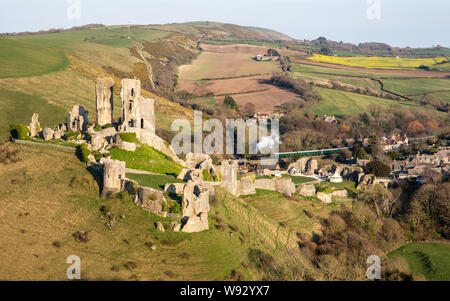 Corfe Castle, England, Großbritannien - März 27, 2019: ein dampfzug die Ruinen von Corfe Castle auf der Swanage Railway im in Dorset Purbeck Hills. Stockfoto