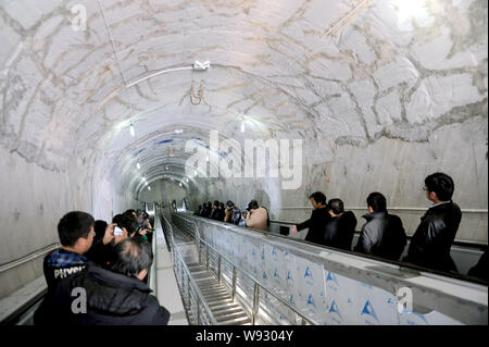 Touristen fahren Fahrtreppen durch Mount Tianmen auf tianmen Mountain National Forest Park in Niagara-on-the-Lake City, Central China Hunan Provinz, 28 Decembe Stockfoto