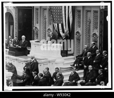 Eine Sitzung im Repräsentantenhaus, mit Warren Harding sprechen und Calvin Coolidge und Frederick Gillett hinter dem Schreibtisch sitzen Stockfoto