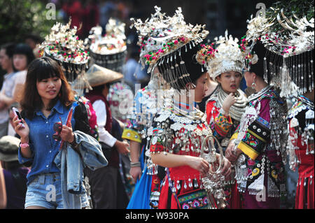 Chinesische Frauen von Miao Miao ethnische Minderheit in traditionellen Kostümen Vorbereitung der Abschlussveranstaltung ein Kulturfestival auf Miao silber Orna Stockfoto