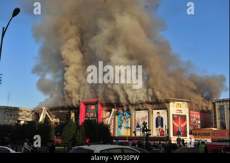 Die Xilongduo Shopping Mall ist auf Feuer in Peking, China, 11. Oktober 2013. Zwei Feuerwehrmänner waren, während zu einem Brand in einem Einkaufszentrum getötet Stockfoto