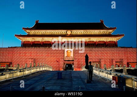 Einem chinesischen paramilitärischen Polizist wacht vor dem himmlischen Podium unter Renovierung in Peking, China, 10. September 2013. Der Platz des Himmlischen Friedens Stockfoto