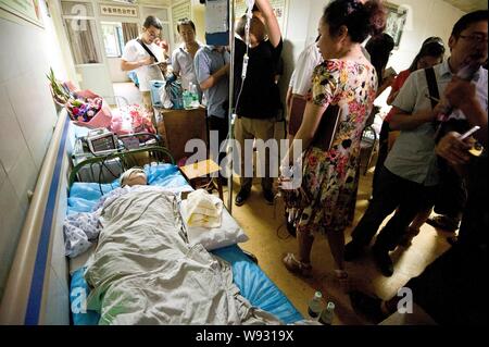 Eine der drei Krankenschwestern, die von einem männlichen Patienten erstochen wurde, ist an der angeschlossenen Krankenhaus von Hunan Akademie der Chinesischen Medizin in Changsha, Centra gesehen Stockfoto