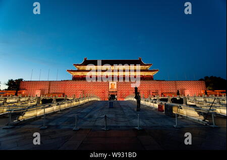 Einem chinesischen paramilitärischen Polizist wacht vor dem himmlischen Podium unter Renovierung in Peking, China, 10. September 2013. Der Platz des Himmlischen Friedens Stockfoto