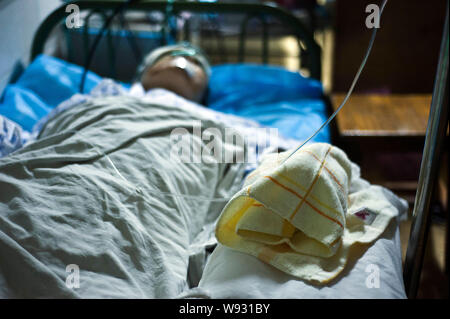 Eine der drei Krankenschwestern, die von einem männlichen Patienten erstochen wurde, ist an der angeschlossenen Krankenhaus von Hunan Akademie der Chinesischen Medizin in Changsha, Centra gesehen Stockfoto