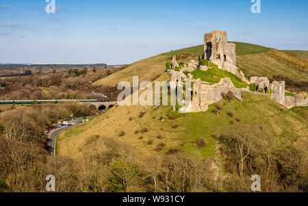 Corfe Castle, England, Großbritannien - März 27, 2019: ein dampfzug die Ruinen von Corfe Castle auf der Swanage Railway im in Dorset Purbeck Hills. Stockfoto