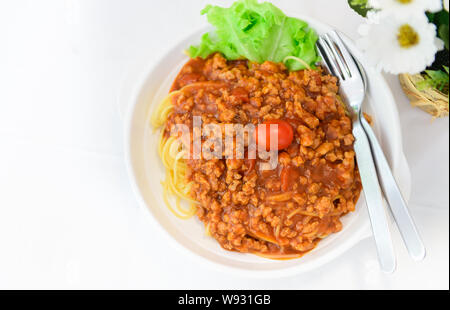 Spaghetti mit Schweinefleisch Sauce auf weißer Tisch, italienisches Essen Stockfoto