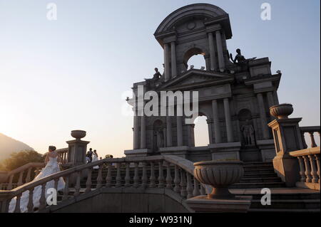 Junge chinesische Paare posieren für Fotos Hochzeit vor einem Pariser Stil der Architektur an Tianducheng, eine kleine chinesische Gemeinschaft Paris replizieren, ich Stockfoto