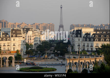 Die Hälfte - sortierte Kopie des Eiffelturms und im Pariser Stil Architekturen sind im Tianducheng, eine kleine chinesische Gemeinschaft Paris repliziert, im Hang Stockfoto