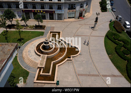 Fußgänger vorbei an einem Brunnen vor dem Pariser Stil Architekturen bei Tianducheng, eine kleine chinesische Gemeinschaft Paris repliziert, in Hangzhou cit Stockfoto