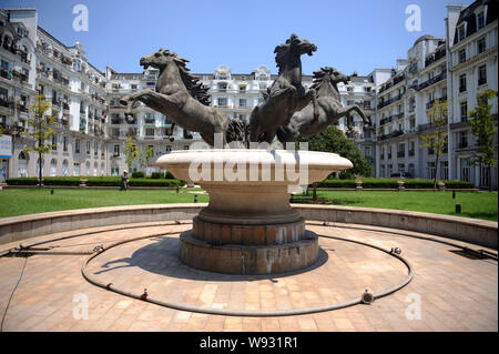 Ein Brunnen mit Pferd Skulpturen wird dargestellt, vor dem Pariser Stil Architekturen bei Tianducheng, eine kleine chinesische Gemeinschaft Paris repliziert, in Stockfoto