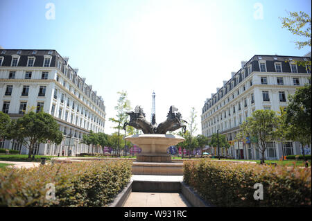 Ein Brunnen mit Pferd Skulpturen ist vor der Architektur im Pariser Stil an Tianducheng, eine kleine chinesische Gemeinschaft Paris repliziert, in H Stockfoto