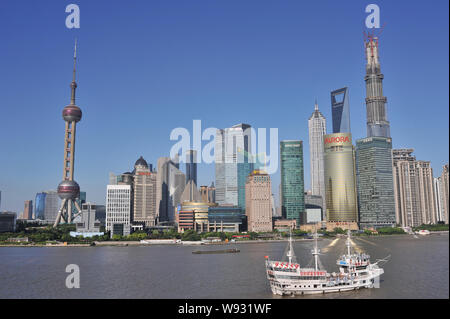 Skyline der Lujiazui Financial District mit den Oriental Pearl TV Tower, Links, der gekrönt - aus Shanghai Tower im Bau, am höchsten, die Shan Stockfoto