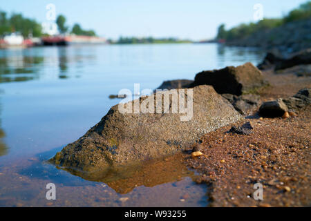 Ufer der Elbe in der Nähe von Magdeburg an der Elbe Radweg im Sommer bei Ebbe Stockfoto