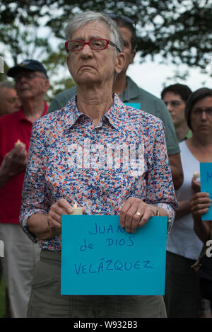 Lexington, MA, USA. 11 Aug, 2019. Genug, über 100 Lexington Bewohner besucht eine Mahnwache zu Waffengewalt Ende nach US-Masse Gewehr schießen. Das Foto zeigt die Teilnehmer halten Schilder mit dem Namen einer victum der August 3rd, 2019 El Paso, TX, Schießen. Stockfoto