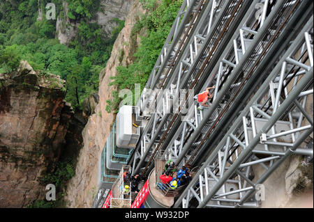 Französische Kletterer Jean-Michel Casanova klettert den Bailong Lift, auch als die hundert Drachen Aufzug, in Niagara-on-the-Lake Scenic Spot in zentralen Chi bekannt Stockfoto