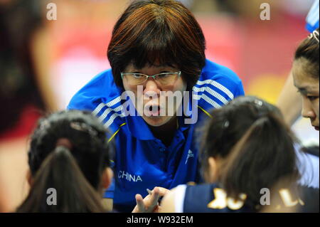 Head Coach Jenny Lang Ping von China gibt Anweisungen zu Ihren Spielern in einem Spiel gegen Puerto Rico während der Shenzhen Bein der China 2013 Interna Stockfoto