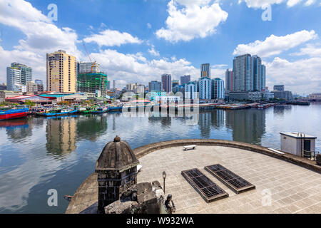 Blick auf die Skyline von Manila aus Fort Santiagoin Manila, Philippinen Stockfoto