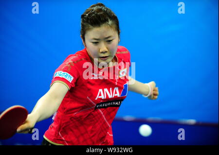 Ai Fukuhara von Japan gibt einen Schuß zu Kristin Silbereisen Deutschlands in ihrer Frauen singles Match während der ITTF World Team Classic 2013 in Guangzh Stockfoto