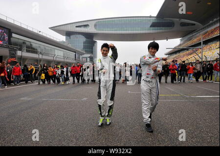 Chinesische Schriftsteller und Racer Han Han, rechts, taiwanesische Sängerin, Schauspielerin und Racer Jimmy Lin Geste, als Sie gehen vor einer Masse von Formel 1 Fans duri Stockfoto