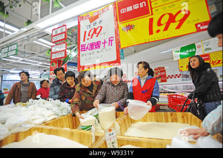 ------ Chinesische Kunden Reis kaufen in einem Supermarkt in Wuhan, China, Provinz Hubei, 21. März 2013. Der International Grains Council angehoben Stockfoto