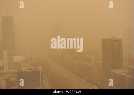 Gebäude sind in dichtem Nebel und Smog während dieser Jahre schlimmsten Sandsturm hit Nanchang City, West China Provinz Shanxi, 28. Februar 2013 gesehen. Stockfoto