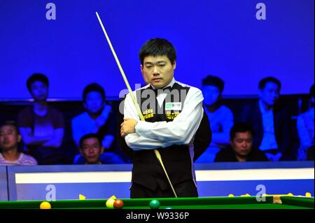 Ding Junhui von China hält einen Schuß gegen John Higgins von England während eines Viertelfinalegleichen der 2013 Haikou World Open in Beijing City, South Stockfoto