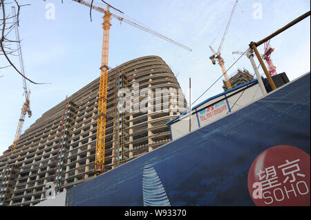 ---- Blick auf die Baustelle von Wangjing SOHO von SOHO China auf Guanghua Road in Peking, China, 18. Februar 2013 entwickelt. Eine kritische Repo Stockfoto