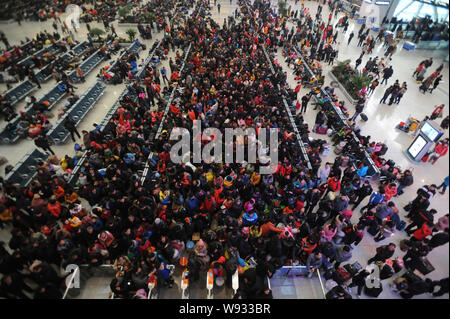 Eine Masse von chinesische Passagiere auf ihrem Weg zurück zum Frühlingsfest oder das Chinesische Neue Jahr Warteschlange an der Shenyang North Railway Sta zu prüfen. Stockfoto