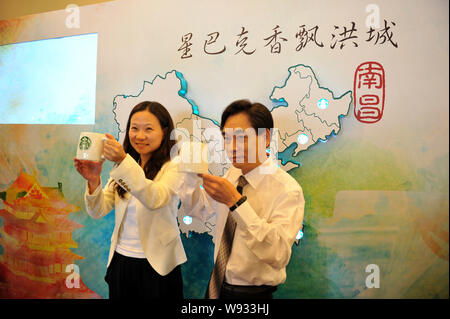 ---- Wang Jingying, Links, Starbucks China Präsident, nimmt an der Eröffnung der ersten Filiale von Starbucks Kaffee in Nanchang City, South C Stockfoto