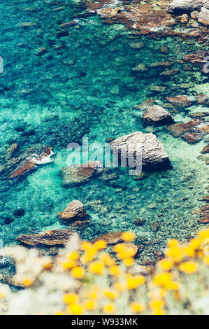 Schöne blau türkis Meerwasser mit Felsen, die wie eine Lagune, der mediterranen Küste von Bonifacio auf Korsika Stockfoto