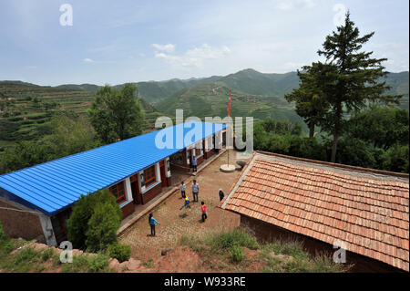 ------ Junge chinesische Studenten spielen Seilspringen auf Cozumel Grundschule in Machang Dorfes Agan Stadt, Lanzhou city, Northwest China Gansu provin Stockfoto