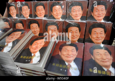 ---- Kopien des Buches, Zhu Rongji Rede erfassen, sind für den Verkauf an einer Buchhandlung in Peking, China, 11. September 2011. Ehemaligen chinesischen Ministerpraesidenten Zhu R Stockfoto