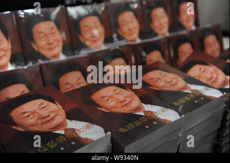 ---- Kopien des Buches, Zhu Rongji Rede erfassen, sind für den Verkauf an einer Buchhandlung in Peking, China, 11. September 2011. Ehemaligen chinesischen Ministerpraesidenten Zhu R Stockfoto