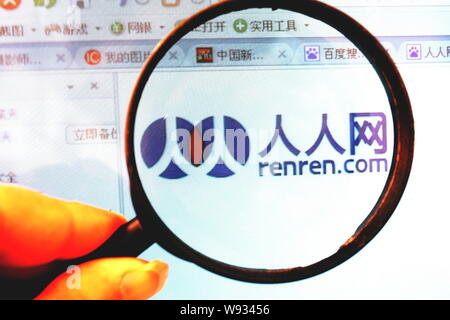 ---- Einen chinesischen Netizen durchsucht die Website von Online Social Networking Site renren.com in Chongqing, China, 12. April 2011. Wenn Renren, China ein Stockfoto