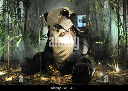 Ein riesiger Panda von Louis Vuitton Handtaschen in Wuhan International Plaza in Wuhan City angezeigt, den zentralen China Provinz Hubei, 29. Mai 2013. Stockfoto